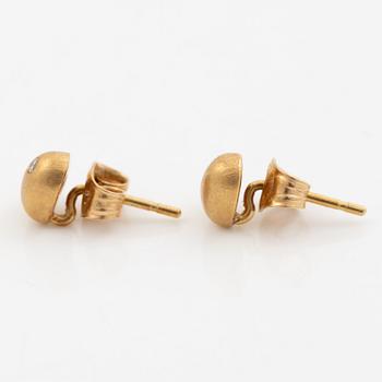 Ole Lynggaard a pair of earrings in 18K gold set with round brilliant-cut diamonds, in the shape of hearts.