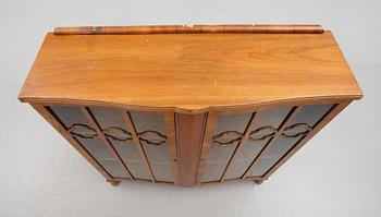 VITRINSKÅP, England, 1900-talets första hälft.