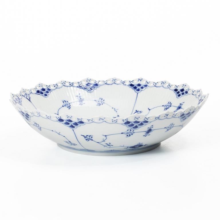 Royal Copenhagen, Serveringsskålar, tre stycken samt terrin, porslin, "Musselmalet helblond" (Blue fluted full lace), 1968-73.