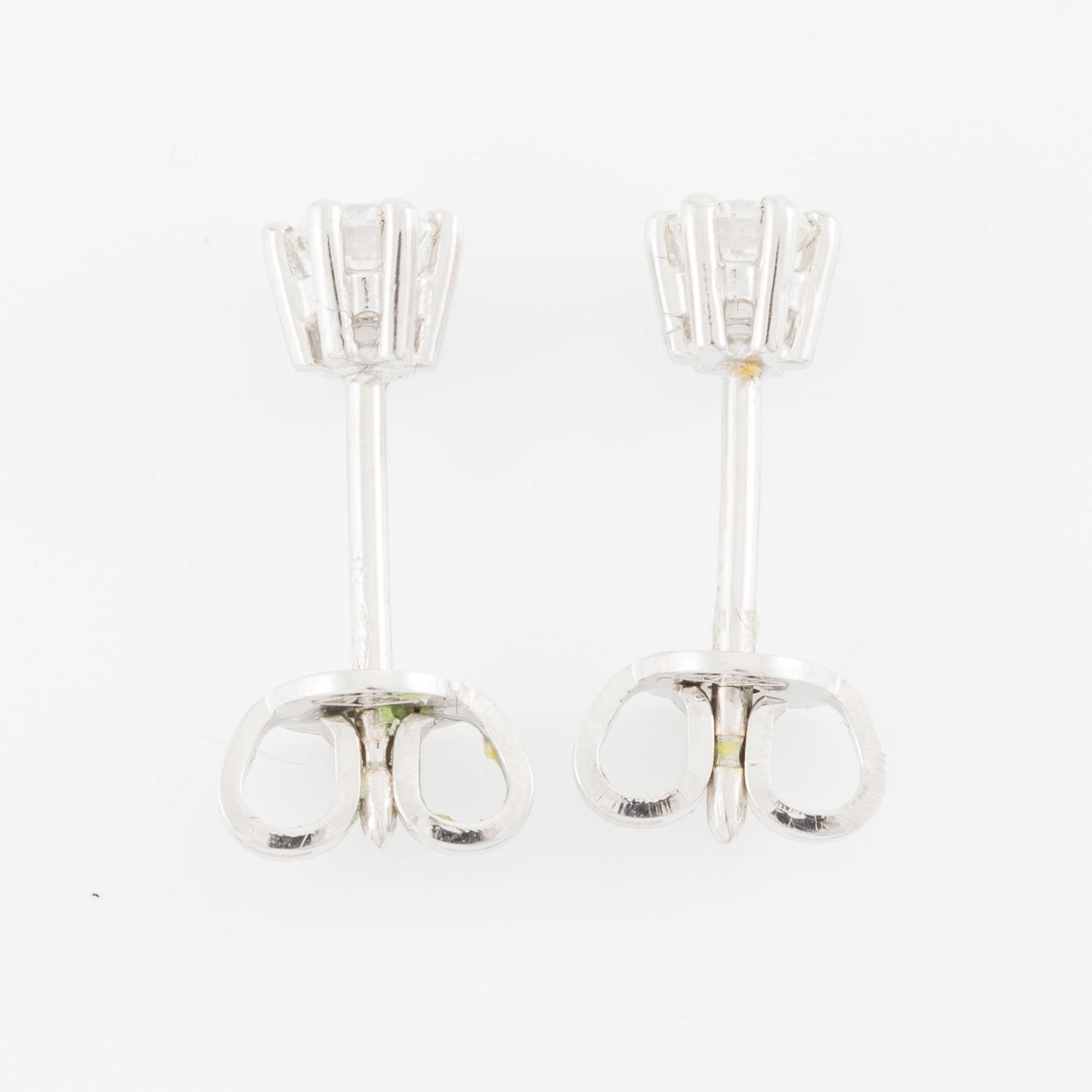 A pair of earrings in 18K gold set with round brilliant-cut diamonds.