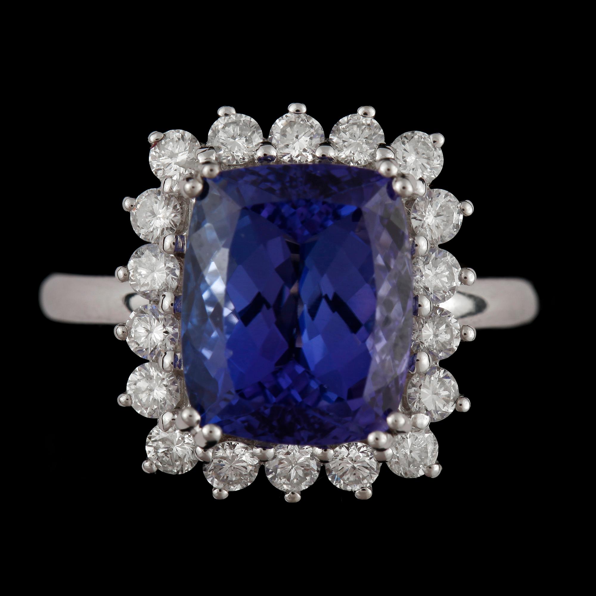 RING, 18k vitguld med tanzanit ca 5,91 ct en uppgift o krans av 18 briljantslipade diamanter ca 0,75 ct. Vikt ca 5 gram.