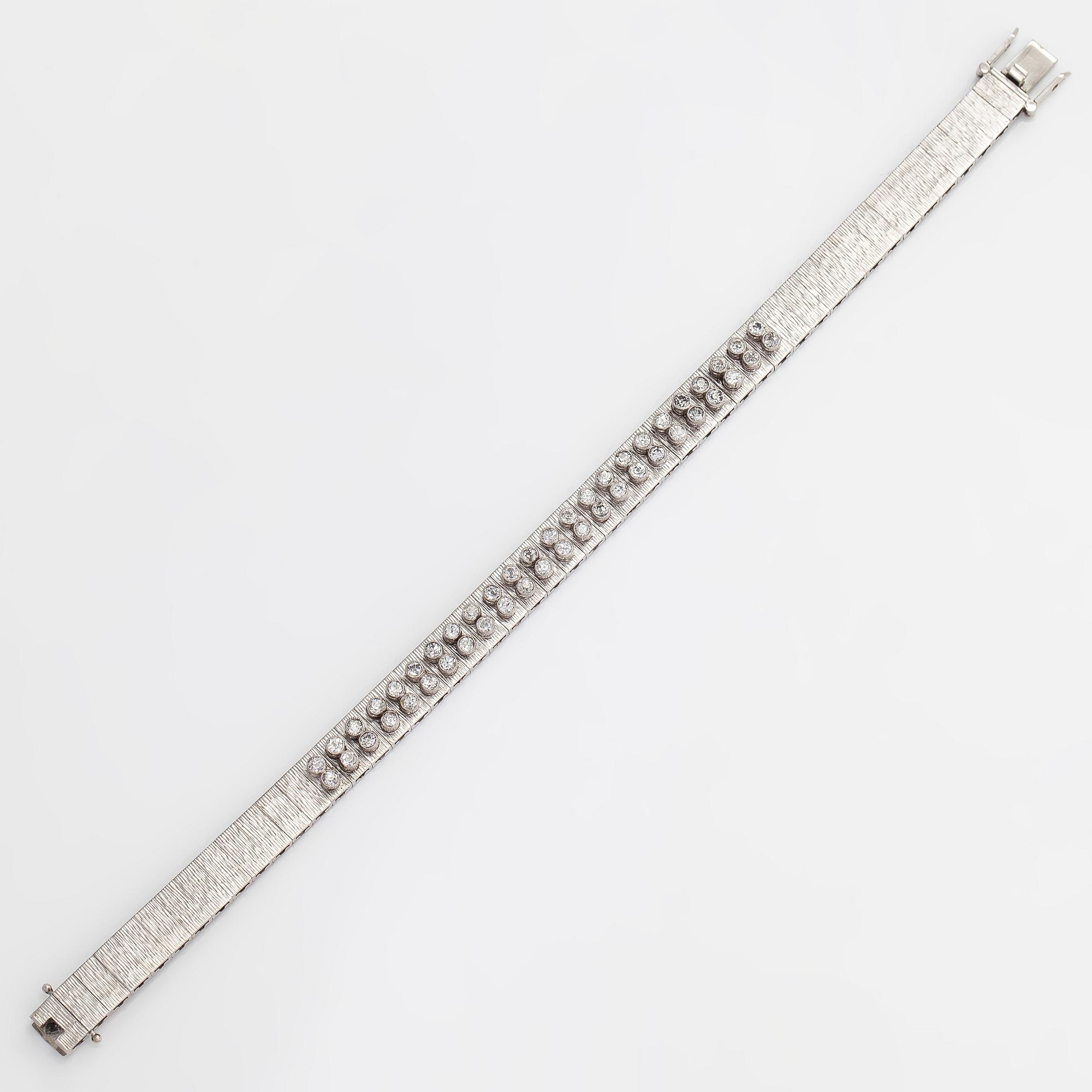 Armband, 18K vitguld med runda briljantslipade diamanter totalt ca 1.44 ct. Svensk importstämpel.