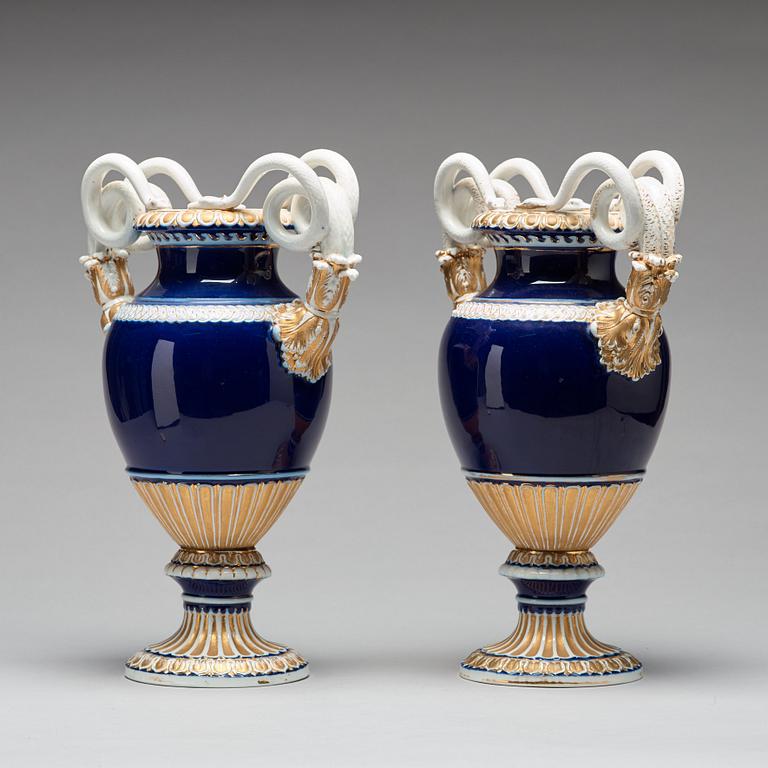 PRAKTURNOR, ett par, porslin. Meissen, omkring 1900.