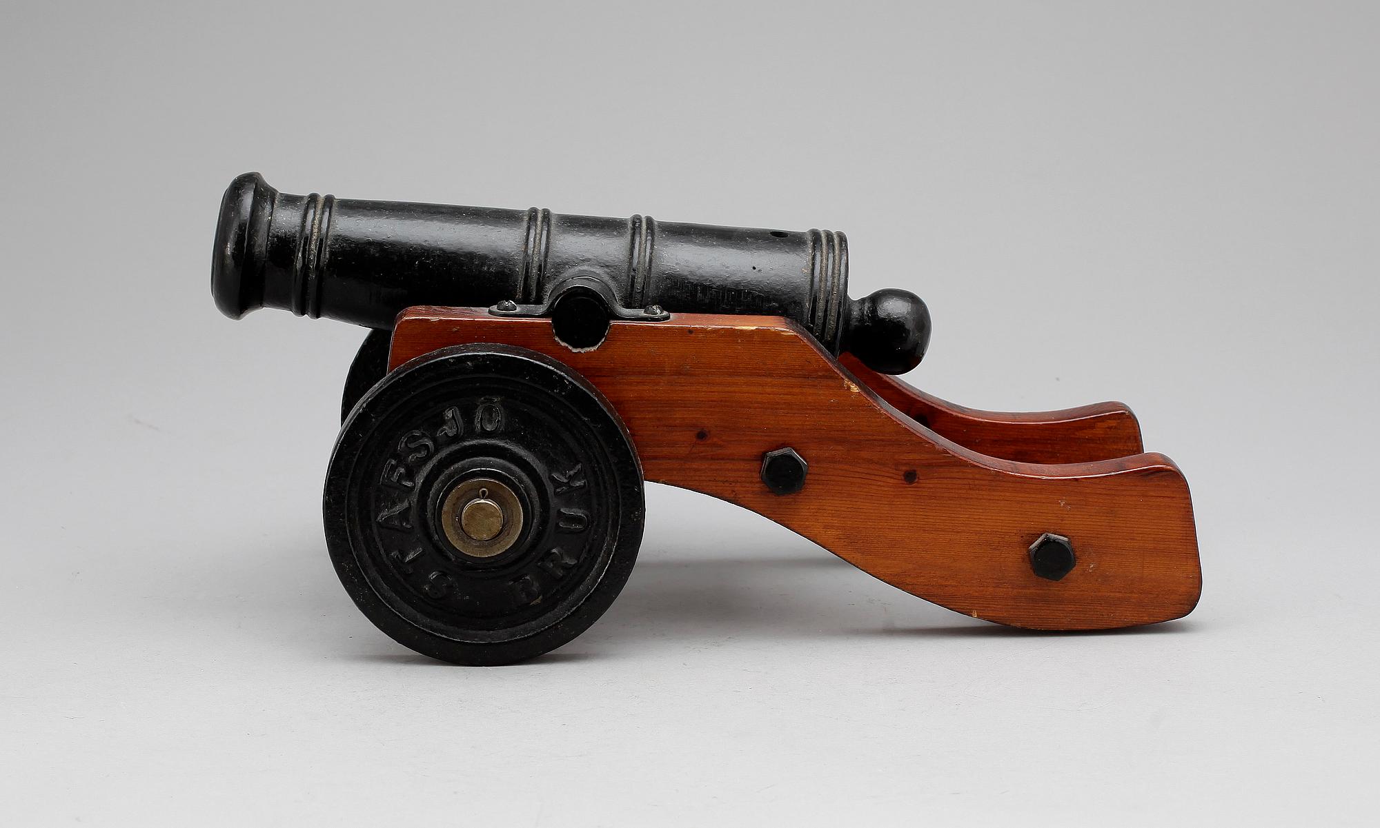 SALUTKANON, gjutjärn, Stavsjö bruk, 1900-talets andra hälft.