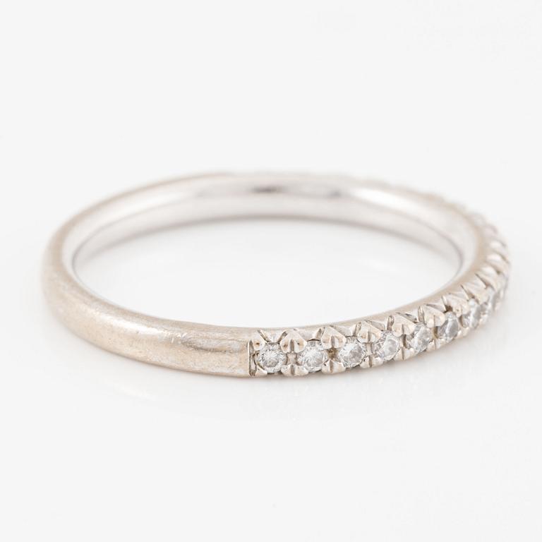 Ring 18K white gold set with round brilliant-cut diamonds.