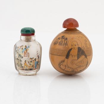 Two Chinese snuff bottles with stoppers, 20th Century.