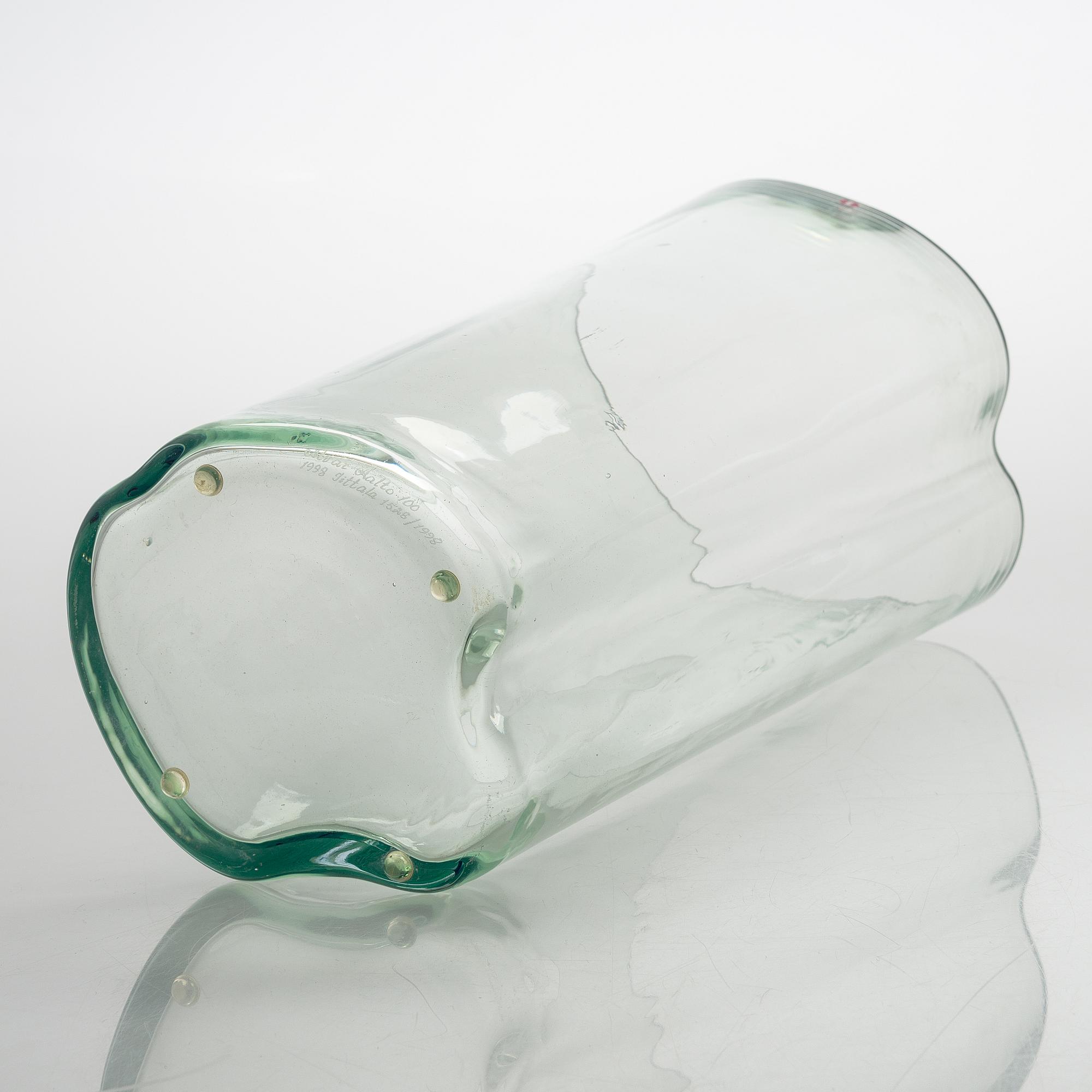 Alvar Aalto, vas,  signerad Alvar Aalto 100 1998 Iittala 1528/1998.