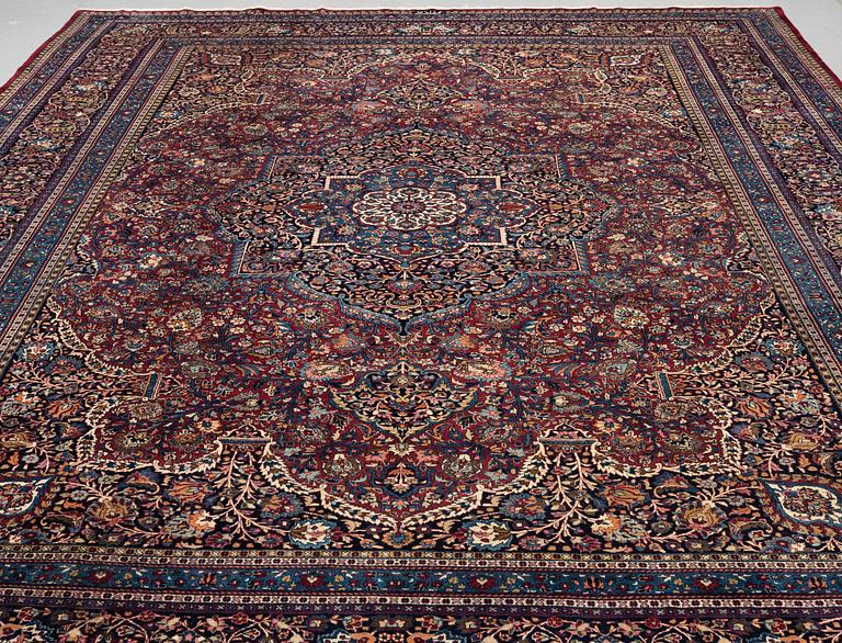 Matta antik Meshed, signerad Amoghli, ca 526,5 x 356 cm.