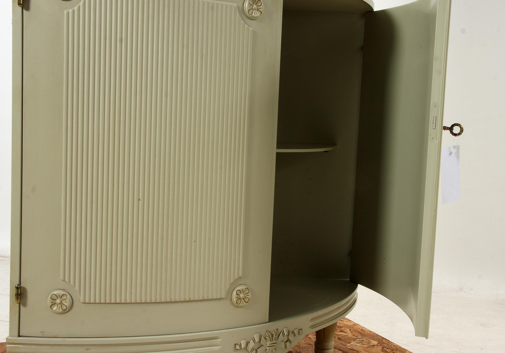 HÖRNVITRINSKÅP, gustaviansk stil, 1900-tal.