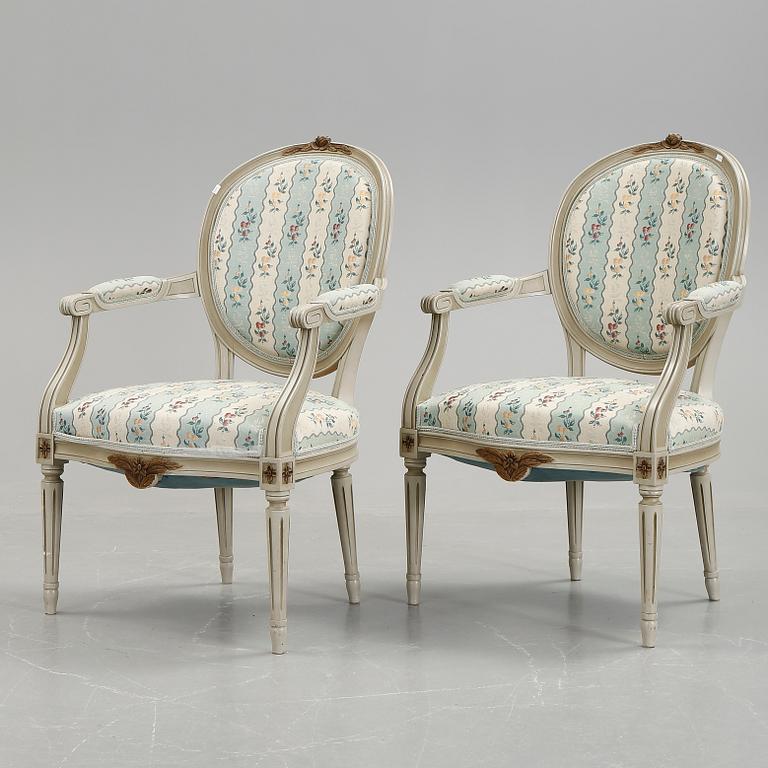 KARMSTOLAR, ett par, Gustaviansk stil, omkring 1900-talets mitt.