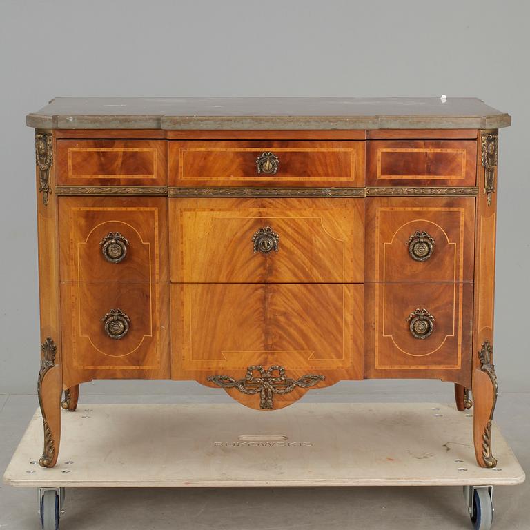 BYRÅ. Gustaviansk stil. 1900-tal.