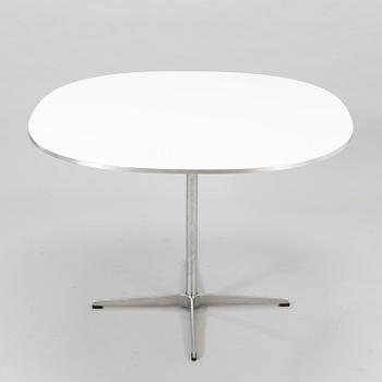 BRUNO MATHSSON & PIET HEIN, CHARLES & RAY EAMES. Bord och tre stolar.