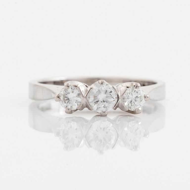 Ring, 18K vitguld med tre briljantslipade diamanter, totalt 0,50 ct.