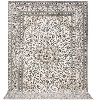 A Kashan carpet, c. 345 x 240 cm.