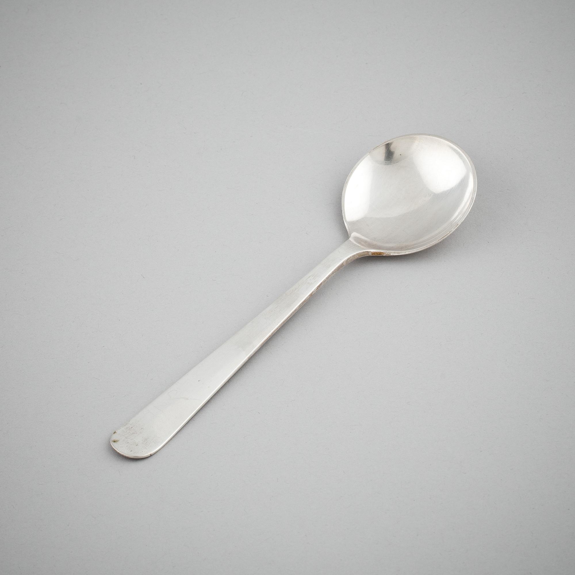 SOCKERSKÅL med SKED, sterlingsilver, Wiwen Nilsson, Lund, 1960-1965. Tot vikt ca 145 g.