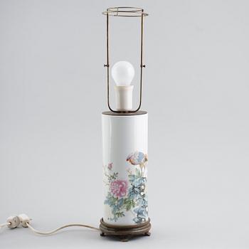 BORDSLAMPA, porslin, Kina, 1900-tal.