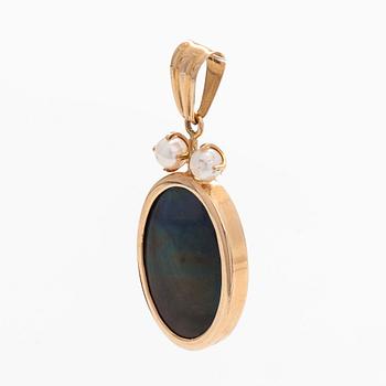Elis Kauppi, A 14K gold pendant with spectrolite and cultured pearls, Kupittaan Kulta Turku 1985.