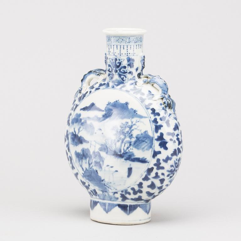 A BLUE/WHITE CHINESE QING DYNASTY VASE.