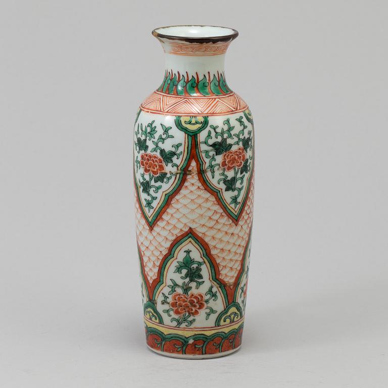 A Chinese wucai porcelain rouleau vase, Qing dynasty (1644-1912).