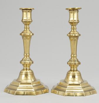 708. LJUSSTAKAR, ett par. Senbarock.