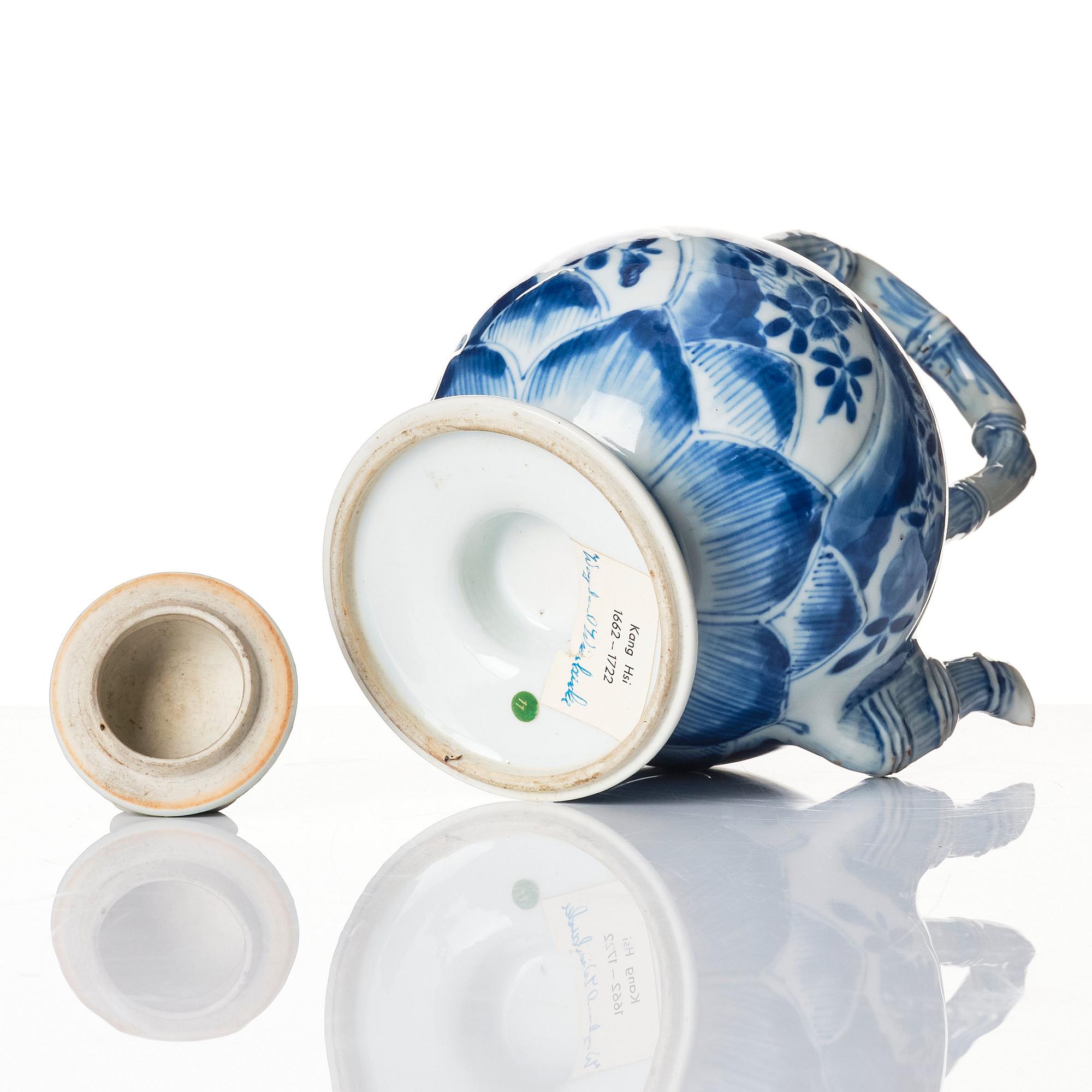 Kanna med lock, porslin. Qingdynastin, Kangxi (1662-1722).
