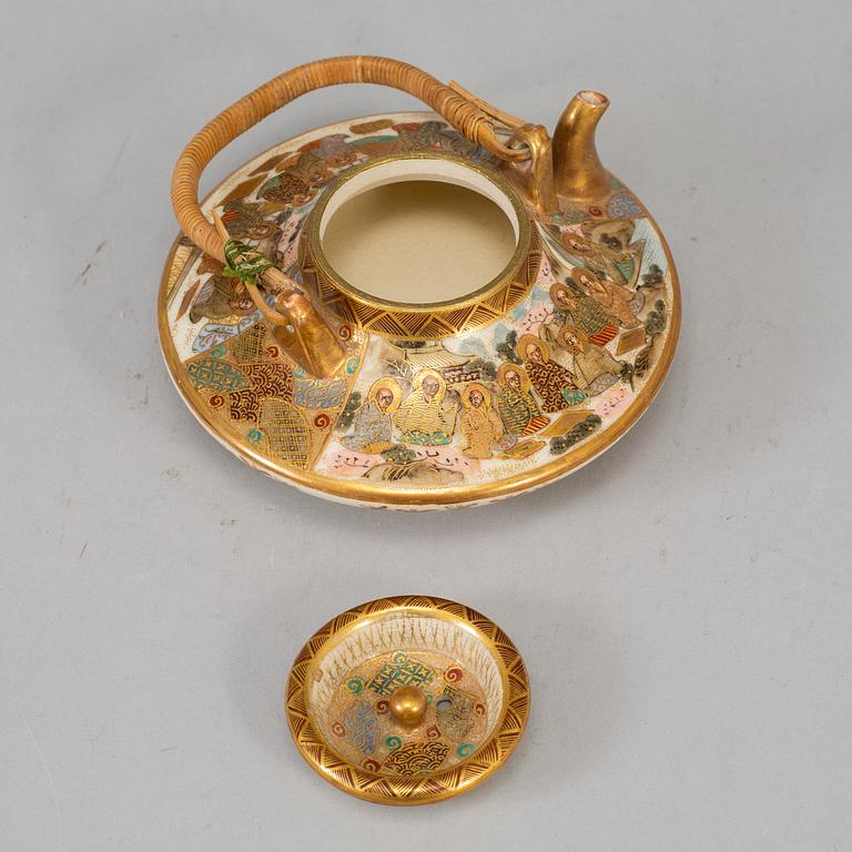 A Japanse satsuma tea pot with cover, early 20th Century, signed.