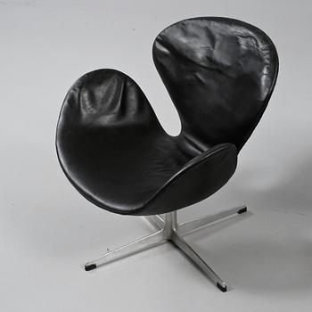 FÅTÖLJER, ett par, "Svanen" av Arne Jacobsen för Fritz Hansen, Danmark, 1900-talets andra hälft.