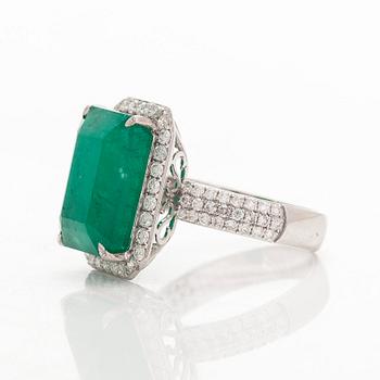 A 14K white gold ring, with an emerald ca. 8.97 ct and diamonds. With IGI-certificate.
