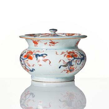An imari chamber pot with cover, Qing dynasty, Kangxi (1662-1722).