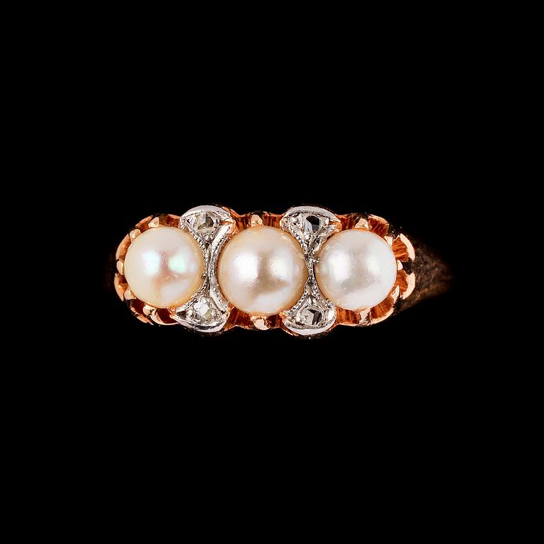 RING, 18k guld med tre odlade pärlor samt rosenslipade diamanter. Vikt 4 g.