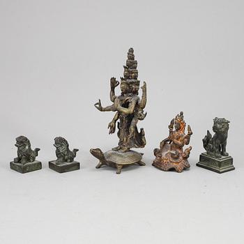 SKULPTURER, tre stycken samt sigill, två stycken, brons. 1900-tal.