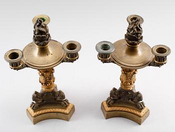 KANDELABRAR, 1 par, förgylld och patinerad brons, senempire, 1800-talets första hälft.
