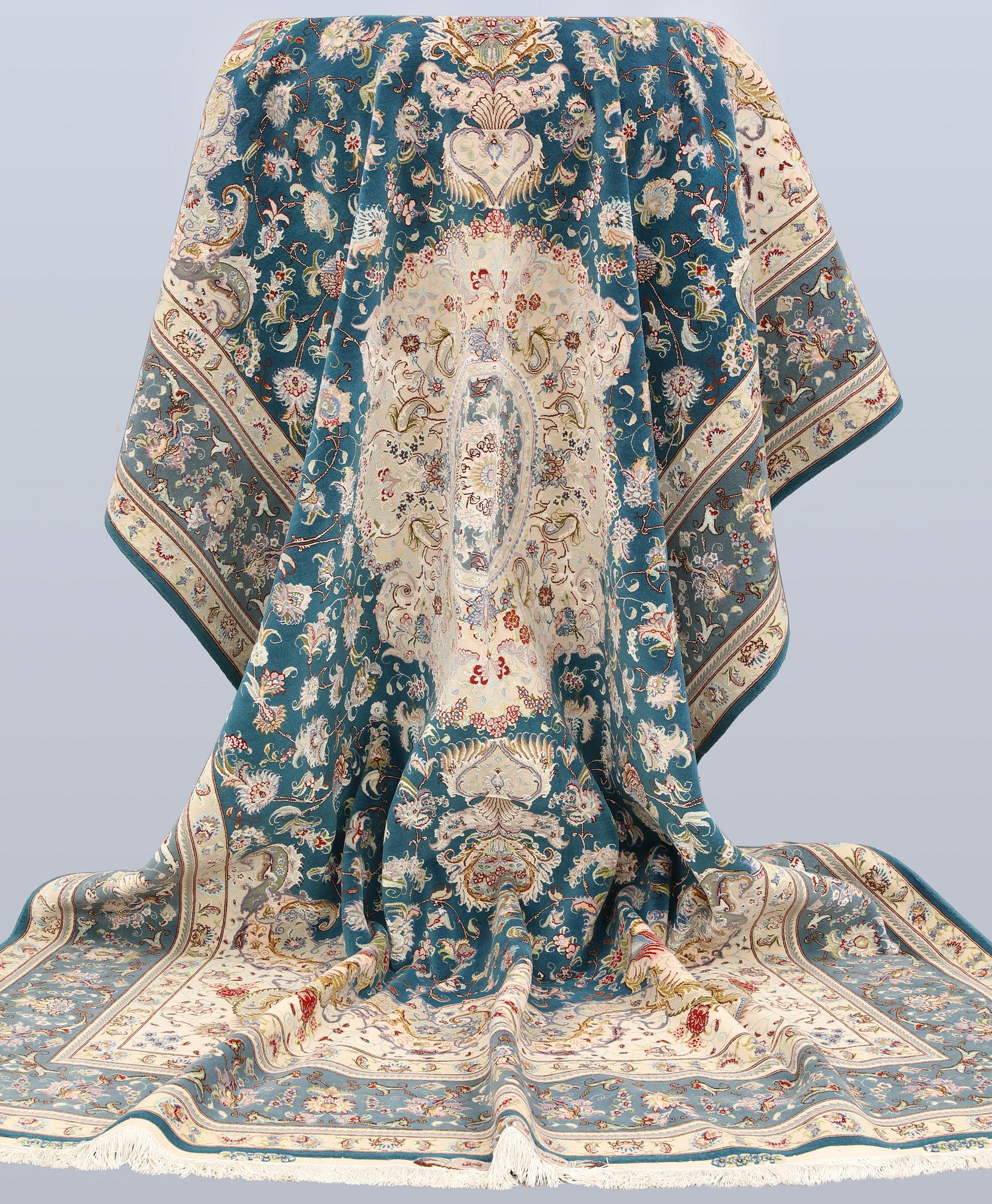 A part silk Tabriz carpet, so-called 50 Raj, approx. 306 x 200 cm.