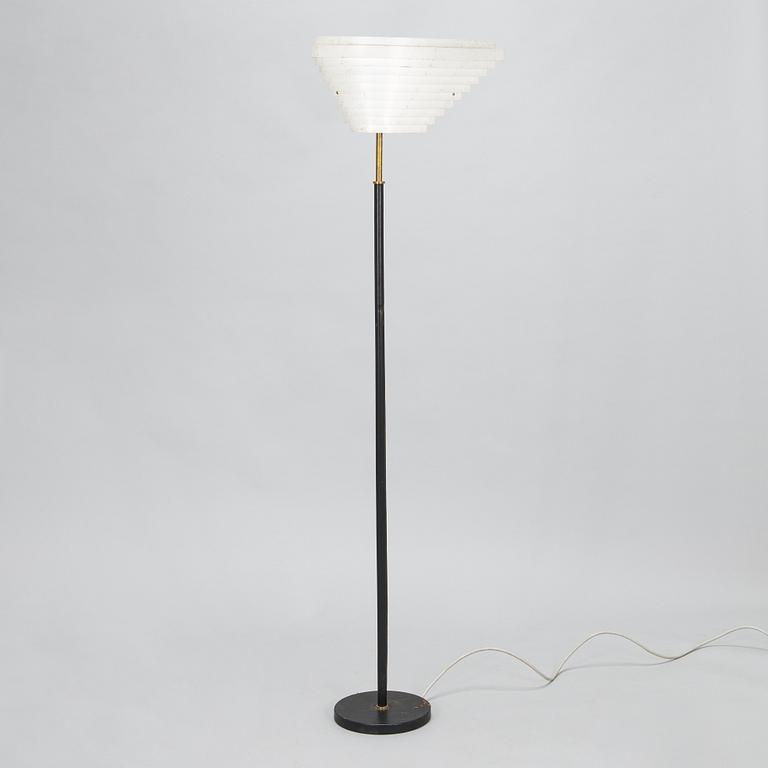 Alvar Aalto, 'Angel wing'  floor light model A 805, manufactured by Valaisinpaja Oy, late 20th century.