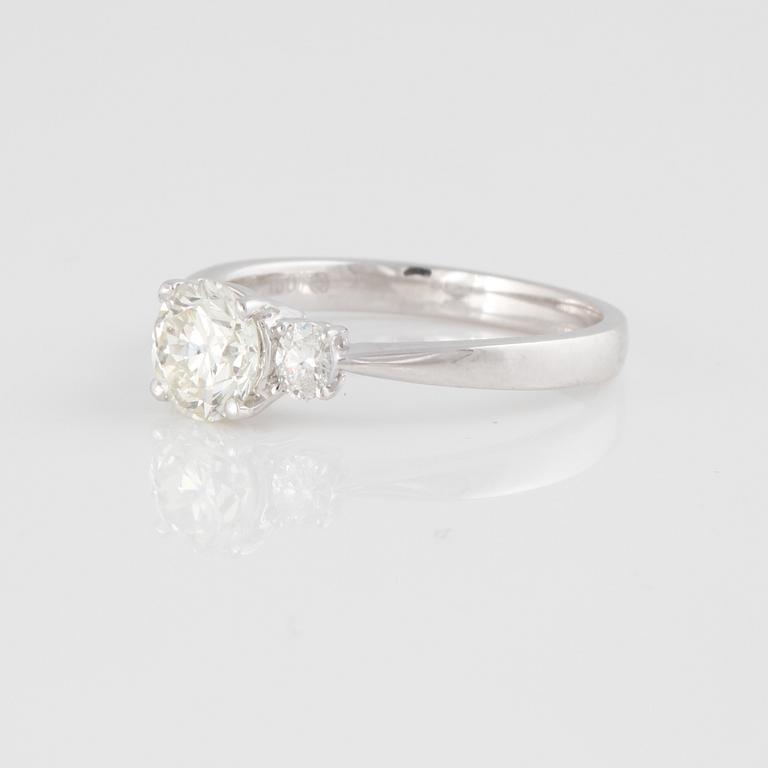 RING, med briljantslipad diamant 0.88 ct samt 2 ovalslipade små diamanter.