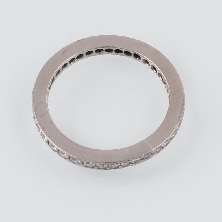 RING, platina med briljantslipade diamanter. Vikt 10,2 gram.