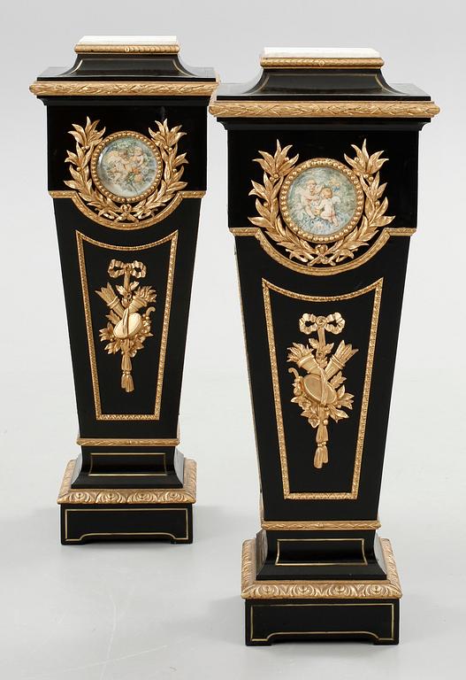 PIEDESTALER, ett par, Louis XVI-stil.