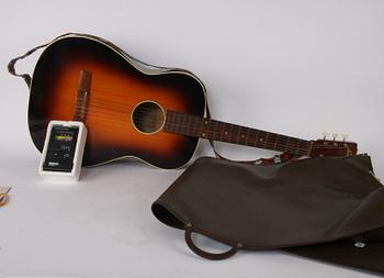 GITARR, akustisk. Levin. Med gitarrstämmare.