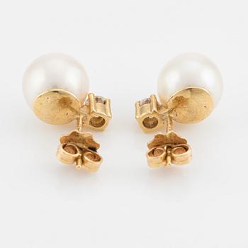 Örhängen, ett par, med odlade pärlor och briljantslipade diamanter.