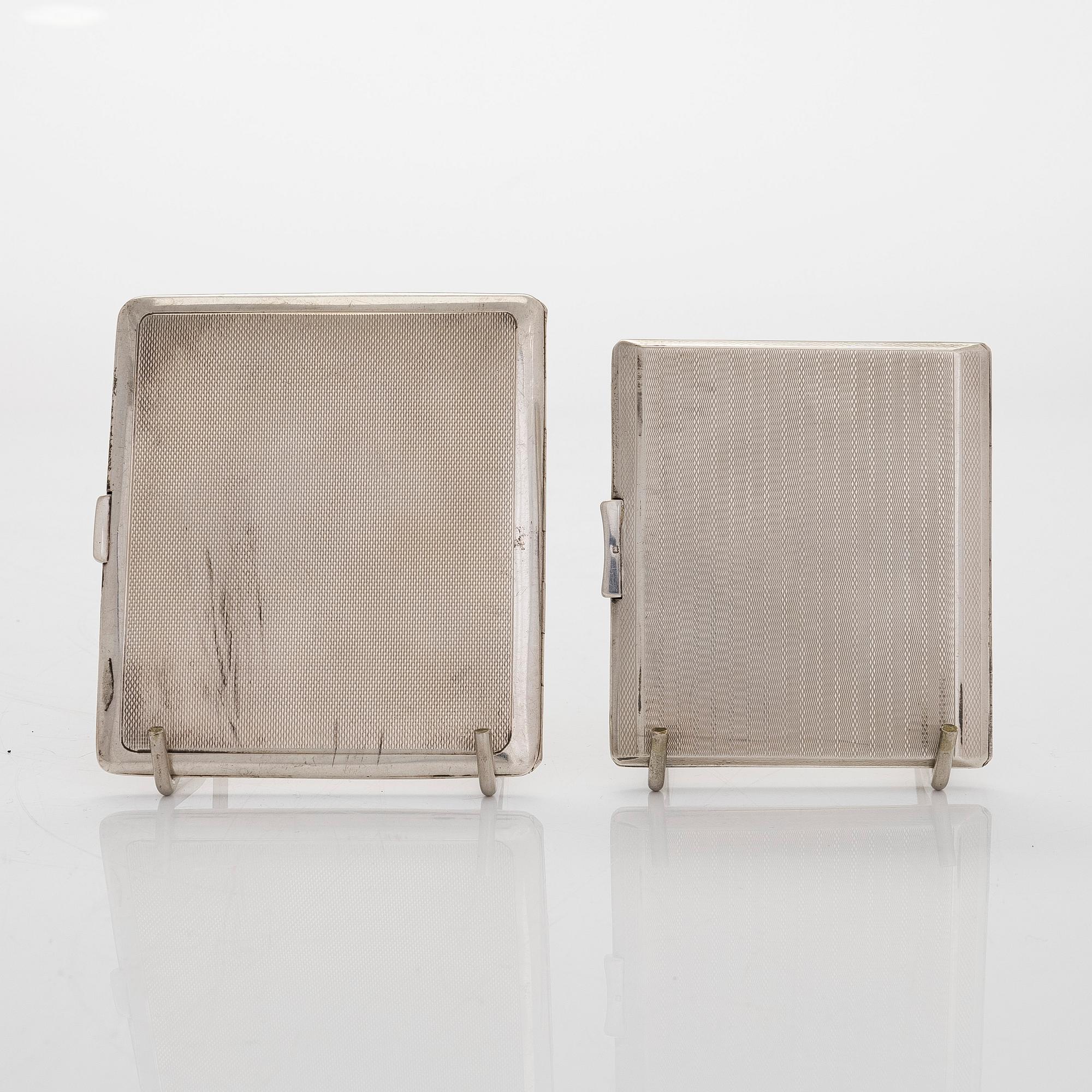 Cigarettetuier, 2 st, sterling silver, Birmingham, England 1932 och 1946.