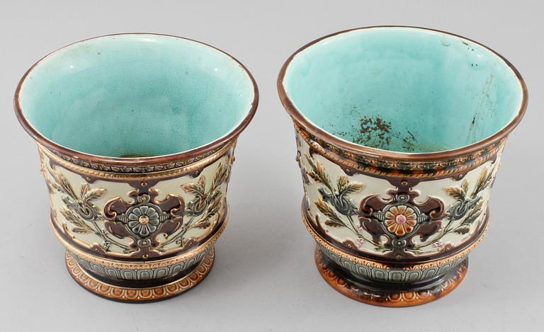 YTTERFODER, 2 st snarlika, majolika, Rörstrand, omkring 1900.