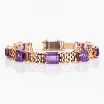 An 18K gold bracelet, with emerald-cut amethysts.