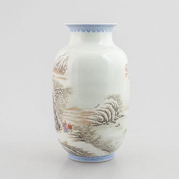 A Chinese porcelain vase, second part of the 20th century.