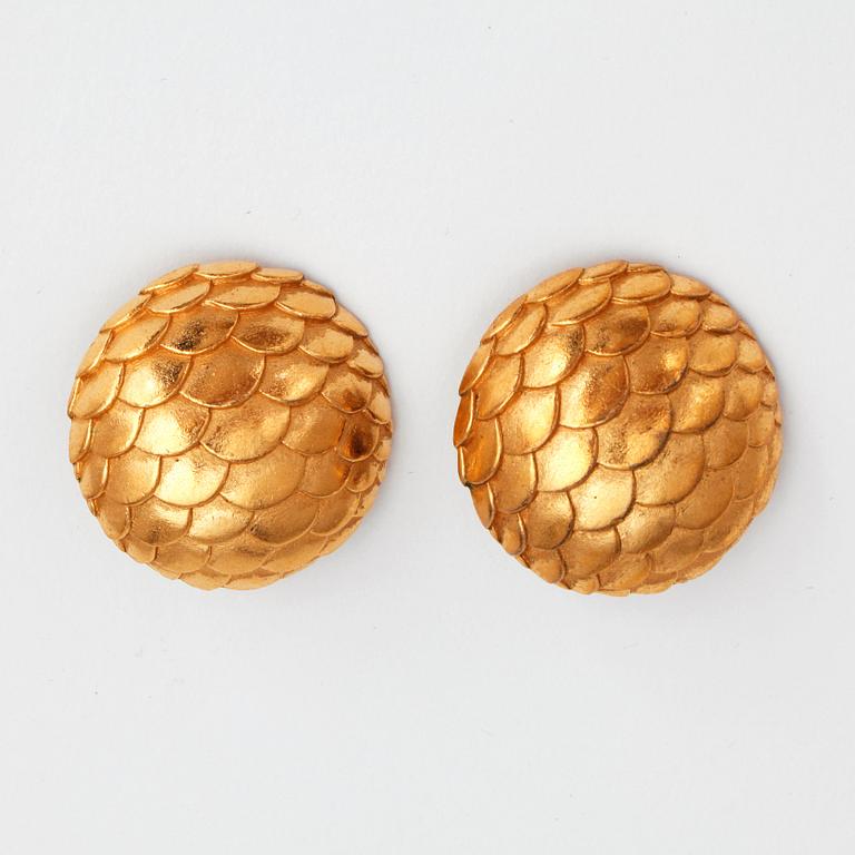 ESCADA, a pair of gold colored earclips.