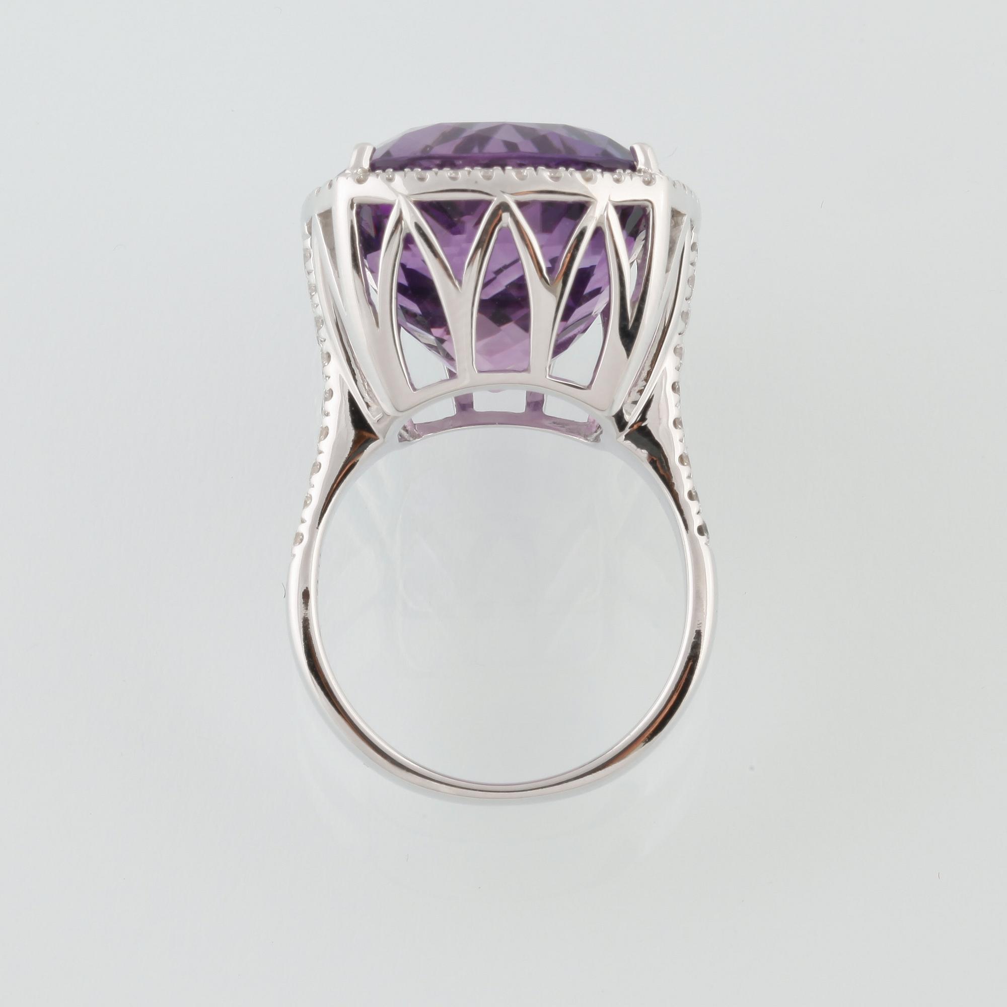 RING, 18K vitguld med briljantslipade diamanter 0.91 ct samt kuddslipad ametist, 18.88 ct. Vikt 12,7 gram.