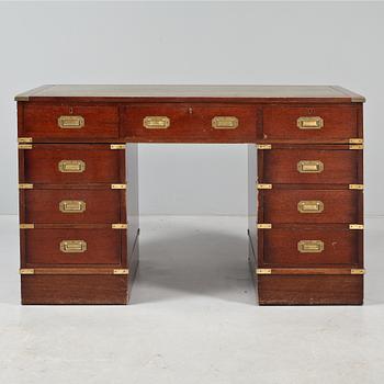 SKRIVBORD, engelsk stil, 1900-talets andra hälft.