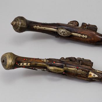 FLINTLÅSPISTOLER, två stycken, orientaliska, 1800-tal.