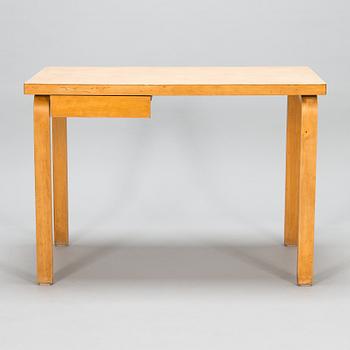 Alvar Aalto, skrivbord, "K81" för O.Y. Huonekalu-ja Rakennustyötehdas A.B. 1900-talets mitt.