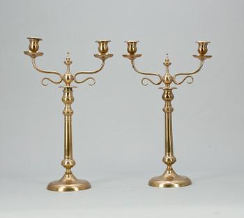 KANDELABRAR, ett par, mässing, omkring sekelskiftet 1900.