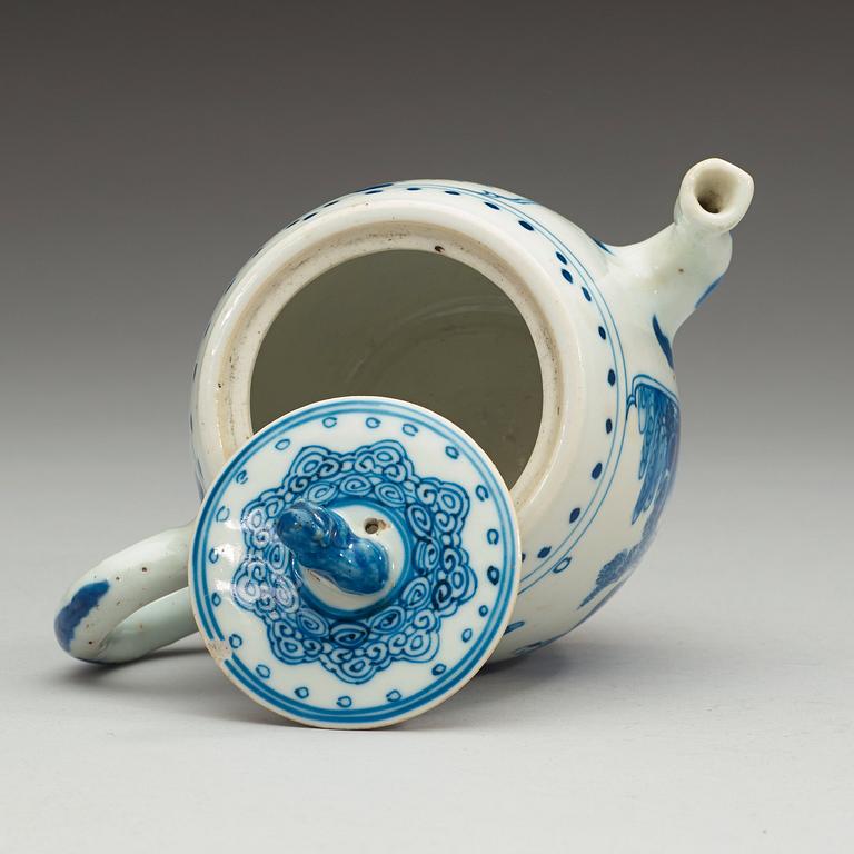 A blue and white tea pot with cover, Qing dynasty, Kangxi (1662-1722).